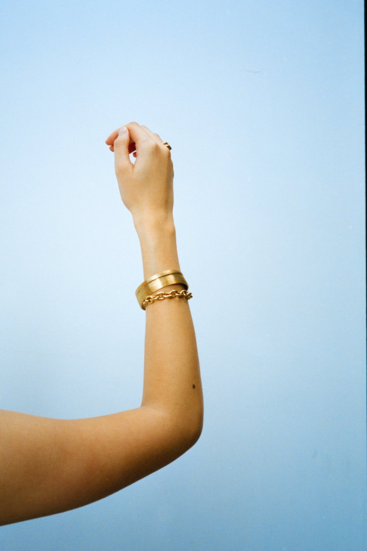 Carved slim bracelet - Rabens Momento I Gold 6 - Rabens Saloner