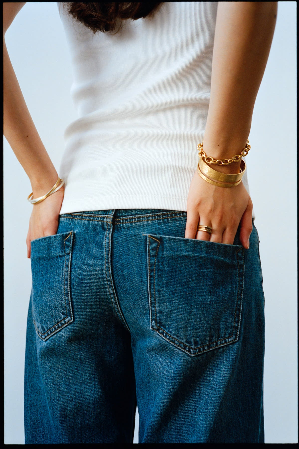 Carved slim bracelet - Rabens Momento I Gold 5 - Rabens Saloner