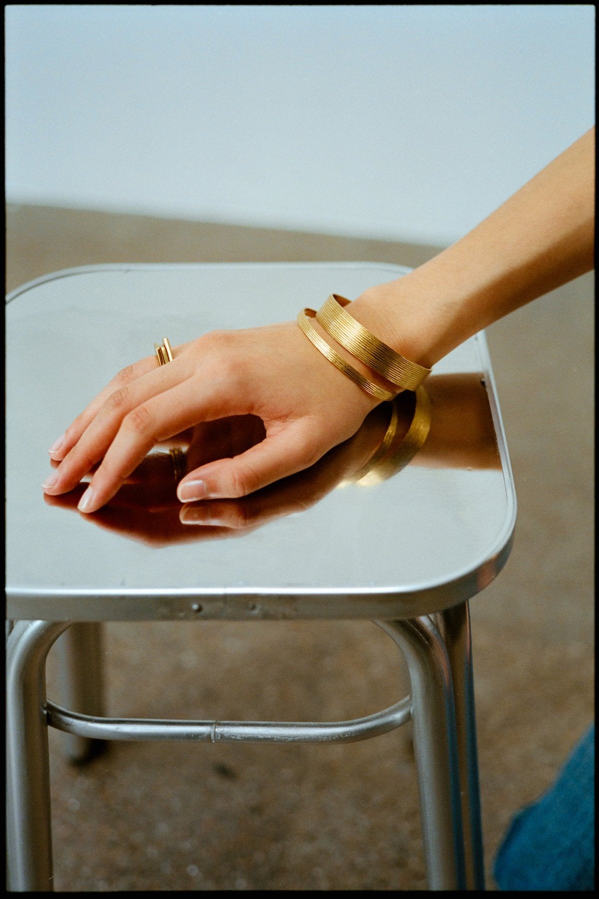 Carved slim bracelet - Rabens Momento I Gold 3 - Rabens Saloner
