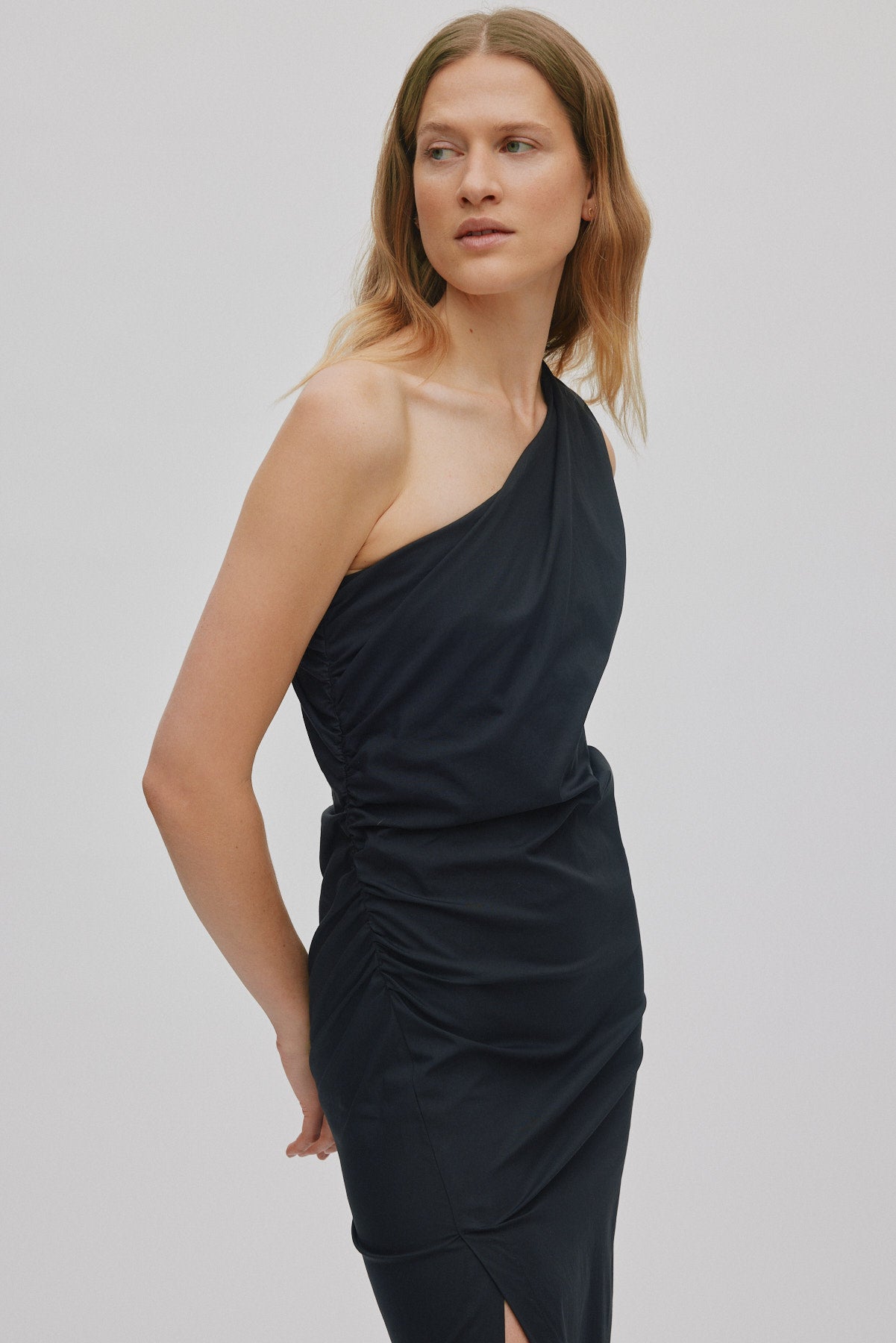 Aryana - Papery one shoulder long dress I Black 3 - Rabens Saloner