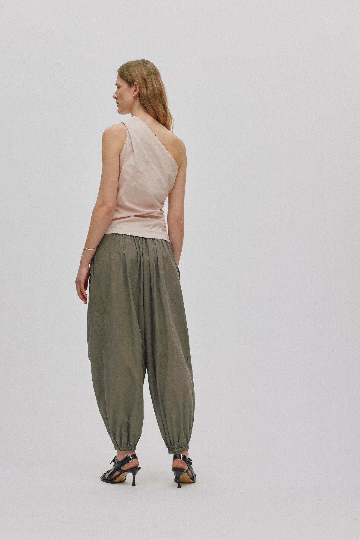 Mirha - Papery one shoulder top I Powder 3 - Rabens Saloner