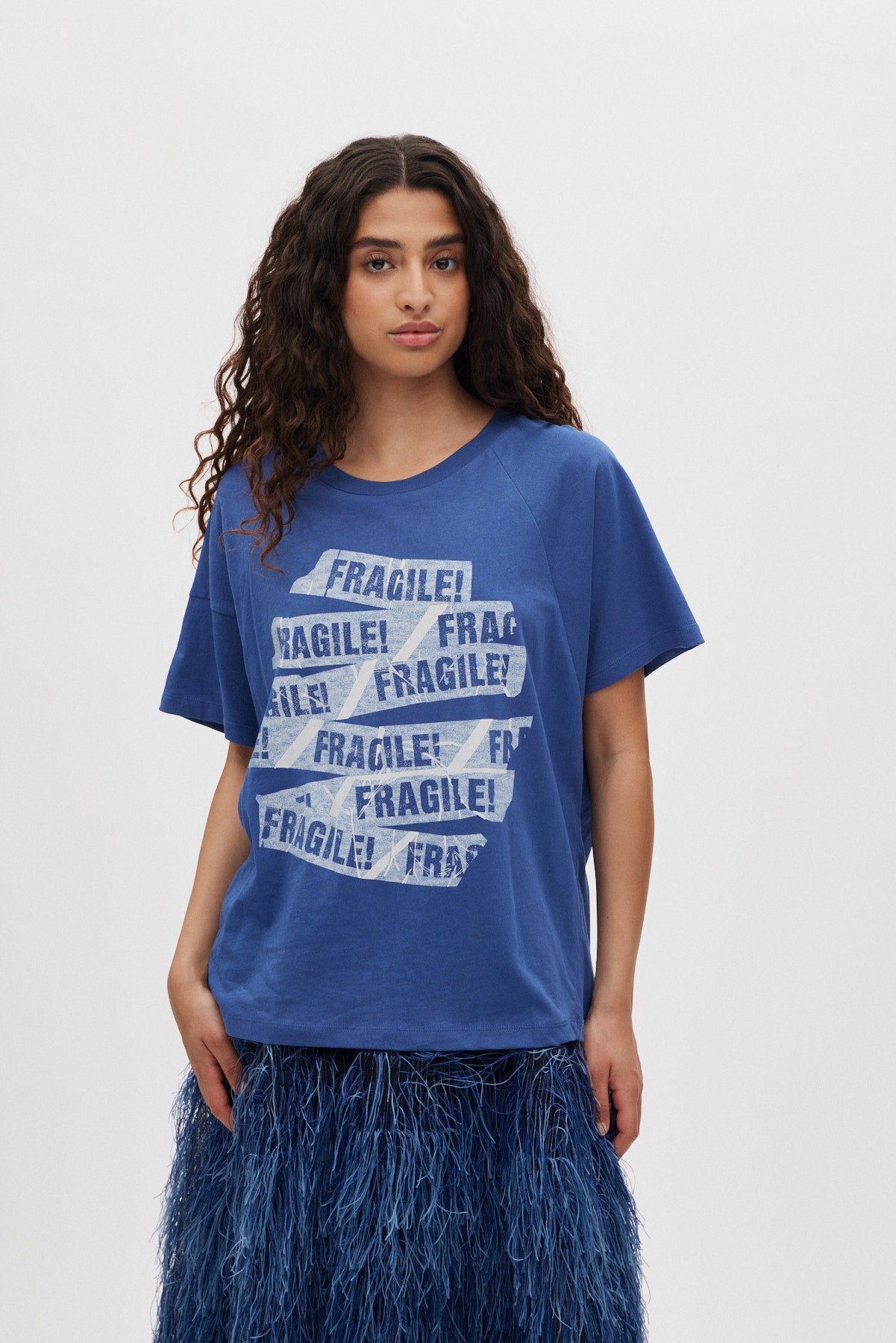 Ary - Fragile boxy t-shirt I Blue 1 - Rabens Saloner